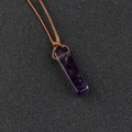 Minimalistischer Amethyst-Rechteckanhänger mit brauner Kordel auf schwarzem Hintergrund - Amethyst (Braunes Seil)