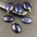 Macro-opname van ovale blauwe goudsteen hangers met glitterend sterreneffect en ringen - Blauwe Goudsteen Met Gouden Clip (Synthetisch)