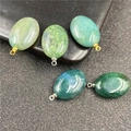 Macro-opname van ovale groene mosagaat hangers met natuurlijke texturen en lussen - Indische Agaat Met Gouden Clip