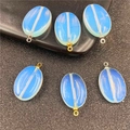 Macro detail van ovale opaalsteen hangers met goud en zilveren lussen voor DIY sieraden - Opaal Met Gouden Clip (Synthetisch)