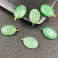Detailopname van ovale groene agaat hangers met goud- en zilverkleurige oogjes - Aventurijn Met Gouden Clip