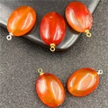 Detail van vijf ovale rode agaat hangers met goud- en zilveren ringen voor DIY-sieraden - Rode Agaat Met Gouden Clip