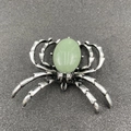 Spilla ragno vintage in metallo argento antico con gemma ovale di colore verde chiaro - Avventurina Verde
