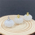 Dettaglio macro di ciondoli in pietra a forma di zucca per gioielli fai-da-te - Giada Bianca