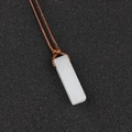 Pendentif rectangulaire en pierre blanche avec cordon marron sur fond noir - Jade Blanc (Corde Marron)