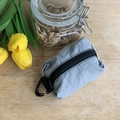Mini pochette grise en nylon avec fermeture éclair et mousqueton pour écouteurs - Gris clair