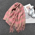 Écharpe en tricot à carreaux rose et marron avec franges sur fond d'asphalte urbain - 180cmx68cm / Rose