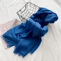 Écharpe bleu marine en coton et lin avec bords frangés et texture naturelle - Bleu