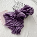 Élégante écharpe en coton et lin violette avec franges dans un panier en fil noir - Violet