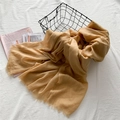 Écharpe marron clair en coton et lin avec des franges et une texture froissée - Kaki