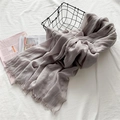 Écharpe en lin et coton gris lilas avec des franges et une texture froissée - Gris