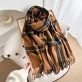 Sciarpa a quadri classica da donna con lunghe frange nei colori caramello e crema - Quadri Caramello Nero e Crema (2#)
