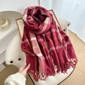 Bufanda gruesa de cuadros rojos y beige con flecos en un entorno de vida cálido - Burdeos