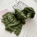 Écharpe en coton lin vert foncé avec bords effilochés dans un panier de rangement - Vert Militaire
