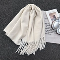 Minimalistischer cremeweißer Winterschal mit dicken Fransen und feiner Strickstruktur - 67*180cm / Beige