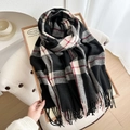 Sciarpa spessa a quadri neri con strisce rosse e bianche e frange di nappe - Quadri Classico Nero Bianco e Rosso (3#)