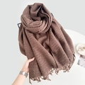 Dicker einfarbiger dunkelbrauner Schal mit Fransen in Lifestyle-Atmosphäre - 67*180cm / Braun