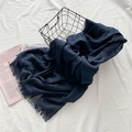 Écharpe bleu marine en coton et lin avec bords effilochés dans un style vintage chic - Bleu marine