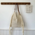 Boho-Häkeltasche in Off-White mit langen Fransen und schmalen braunen Lederriemen - Brauner Riemen + Weiß (Inklusive Innentasche)