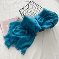 Écharpe en coton et lin bleu paon avec bords effilochés dans un panier en métal - Vert malachite