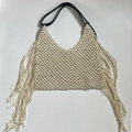 Boho-Tasche in Cremeweiß mit langen Fransen und schwarzem Schulterriemen aus Leder - Schwarzer Riemen + Weiß (Inklusive Innentasche)