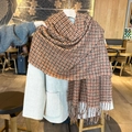 Dicker warmer Hahnentrittschal mit Fransen in Rot Schwarz und Khaki für den Winter - Dunkelbeige