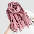 Weicher rosa karierter Schal mit Fransen aus Kaschmir-Imitat für den Winterlook - Beerenrosa