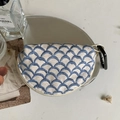 Custodia a semicerchio in tela con ricamo a scaglie blu e gancio nero in metallo - Scaglie di Pesce Blu