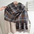 Écharpe à carreaux bleue brune et grise avec franges sur un manteau de laine - 67-180CM / Bleu gris