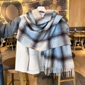 Sciarpa a quadri sfumati azzurro e grigio con nappe su un cappotto beige chiaro - 65-180CM / Celeste