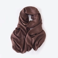 Écharpe en coton et lin marron chocolat foncé avec de fines franges sur fond blanc - Café