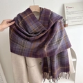 Violetter und brauner karierter Winterschal mit Fransen an einem Mantel - 67-180CM / Lila