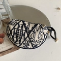 Custodia in tela ricamata bianco sporco con moschettone per AirPods Pro e chiavi - Sinfonia Bianca