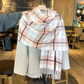 Rosa-weißer Karo-Schal mit weichen Fransen auf einem haferflocken-wollmantel - 180x65cm / Rosa
