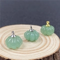 Dettaglio di pendenti a zucca in giada verde con chiusure in metallo oro e argento - Avventurina Verde