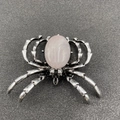 Spilla ciondolo a ragno in argento gotico con grande gemma rosa ovale e texture bioniche - Quarzo rosa