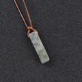 Collier minimaliste avec pendentif rectangulaire en pierre grise et cordon marron tressé - Labradorite (Corde Marron)