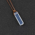 Pendentif en pierre rectangulaire blanc translucide avec corde tressée marron foncé - Opale (Synthétique) (Corde Marron)