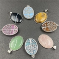 Vue détaillée de pendentifs arbre de vie en agate et cristal de diverses couleurs - Style Aléatoire