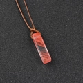 Pendentif rectangulaire en pierre rouge avec cordon marron tissé sur fond noir - Rouge Pastèque (Synthétique) (Corde Marron)