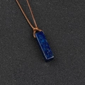 Pendentif rectangulaire en lapis-lazuli avec texture bleu profond et cordon ciré - Lapis-lazuli (Corde Marron)