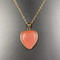 Ciondolo a cuore corallo rosa con cornice dorata su una sottile catena d'oro - Rosso Anguria (Sintetico)