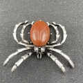 Broche araignée argent antique avec grande pierre de soleil ovale et détails de pattes - Pierre de Sable Dorée
