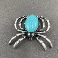 Broche araignée gothique avec turquoise ovale et pattes argentées à texture osseuse - Turquoise Bleue