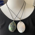 Ovale abalone schelp en witte parelmoer hangers aan zwarte leren koord halskettingen - 60-85mm Abalone Schelp (Enkelzijdig)