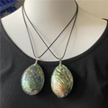 Detail van druppelvormige abalone schelp hangers met natuurlijke iriserende groene tinten - 60-85mm Abalone Schelp (Dubbelzijdig)