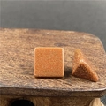 Primo piano di cabochon in goldstone quadrati e triangolari con scintille metalliche - Pietra di Sole Oro (Sintetico)