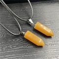 Primer plano de dos colgantes de cristal amarillo con clips de aleación de plata - Topacio