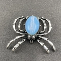 Broche araignée en alliage argenté sertie d'une grande pierre précieuse bleu clair - Opalite