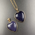 Pendente a cuore in pietra arenaria blu con bordo dorato su catena a maglie fini - Pietra del Sole Blu (Sintetico)